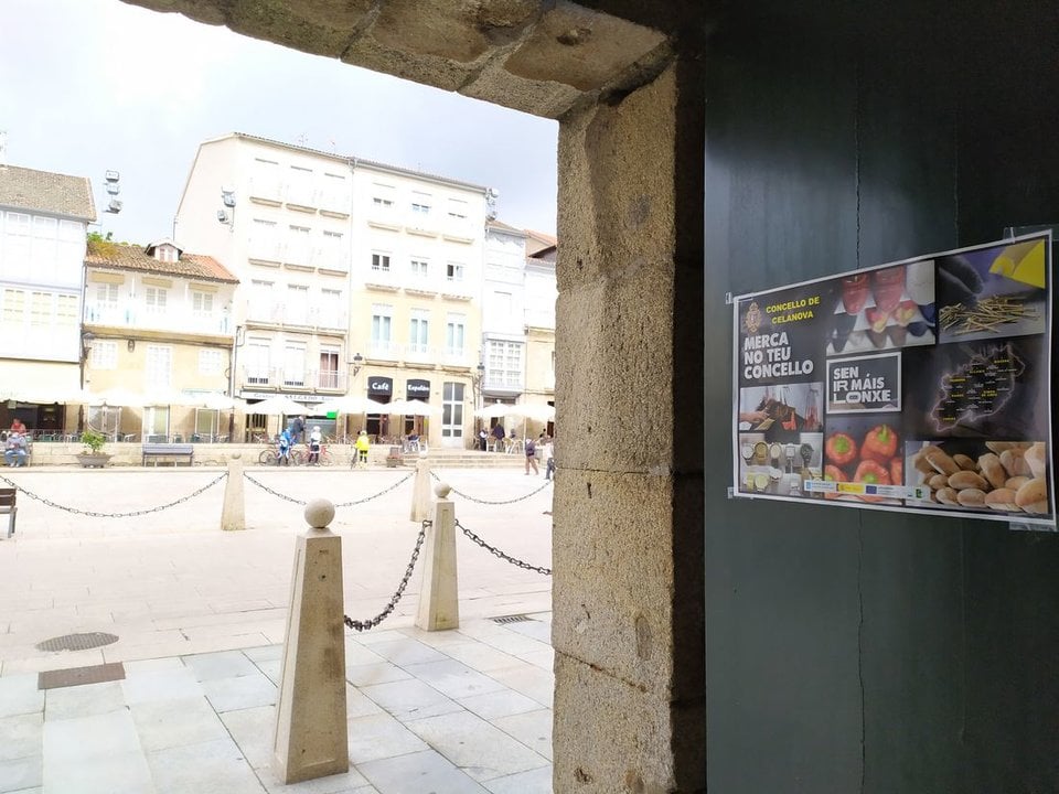 Un cartel de la campaña en la Praza Maior de Celanova. (Foto: L.F.)