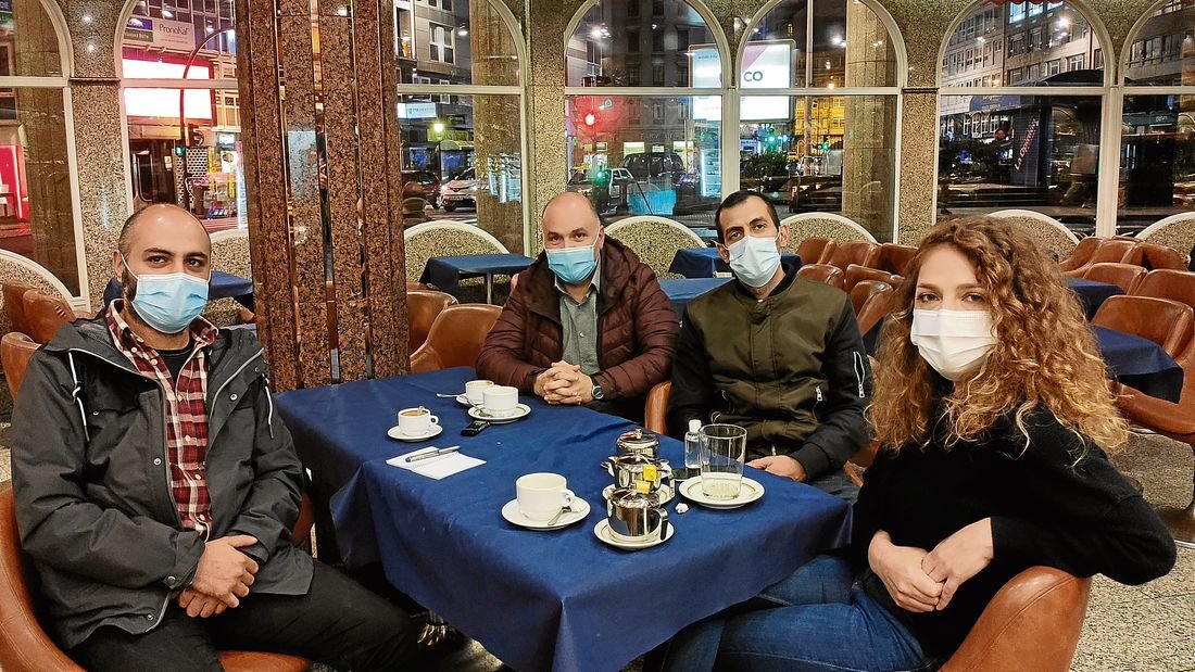 Representantes de la colonia armenia en Galicia reunidos en una cafetería de A Coruña. (Foto: Suso Arjomil)