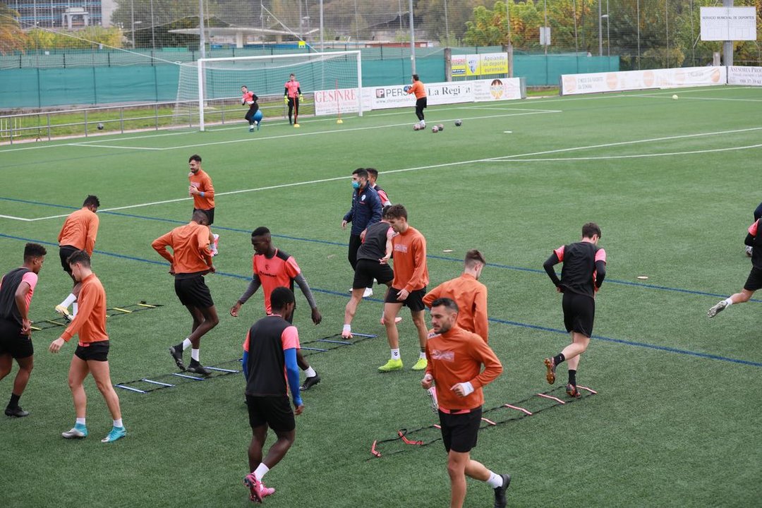 Los jugadores del Ourense CF, ayer en el entrenamiento desarrollado en el campo de Oira. (Foto: José Paz)