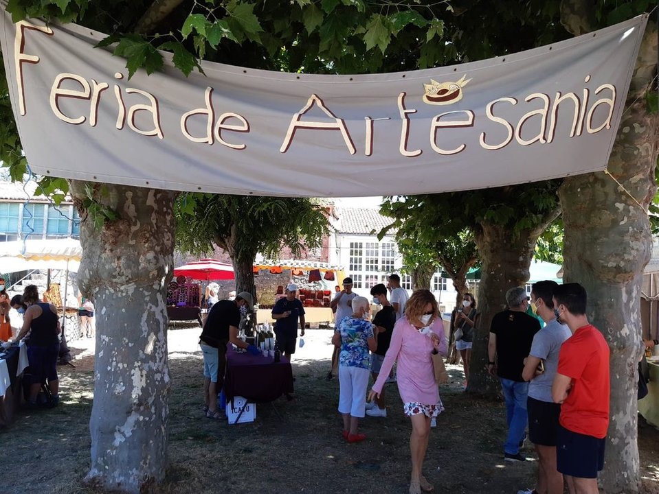 Asistentes a la Feria de Artesanía de Parada de Sil, uno de los reclamos turísticos de este año.