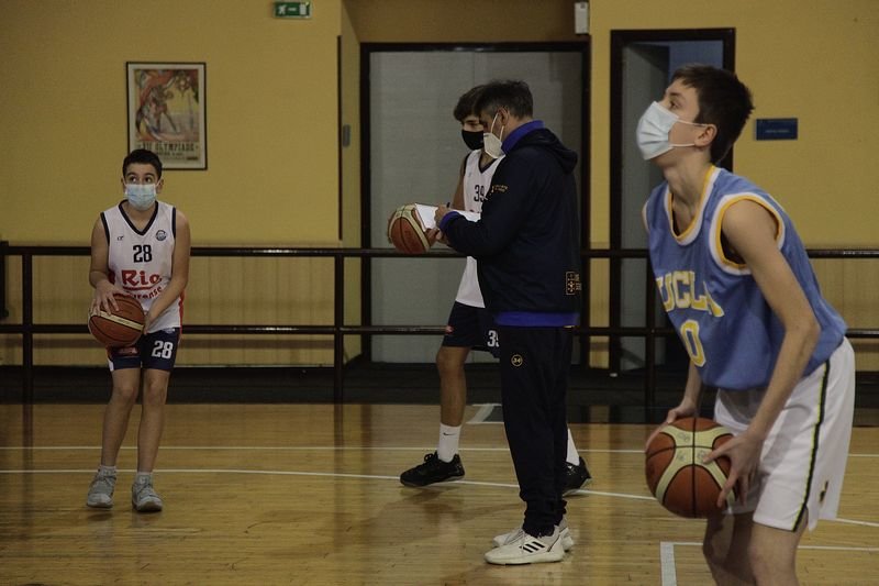 Uno de los grupos de jugadores cadetes del Club Ourense Baloncesto, durante el entrenamiento de la pasada semana en la cancha anexa del Pazo dos Deportes Paco Paz (MIGUEL ÁNGEL).