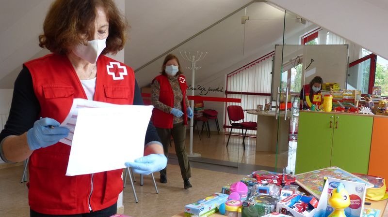Dos voluntarias preparan lotes de juguetes durante el estado de alarma.