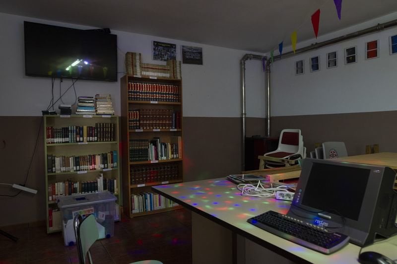 El nuevo espacio de lectura creado en el centro social de Corvelle, en Bande (MARTIÑO PINAL).