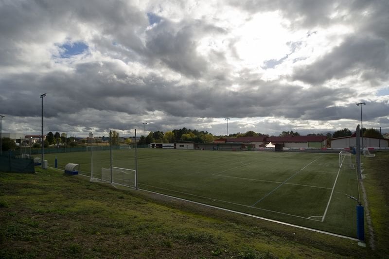 Panorámica de campo de fútbol da Uceira sin actividad deportiva alguna (MARTIÑO PINAL).