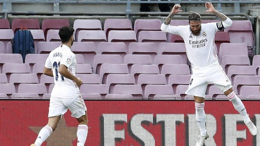 Sergio Ramos celebra su gol en el Camp Nou (EFE).