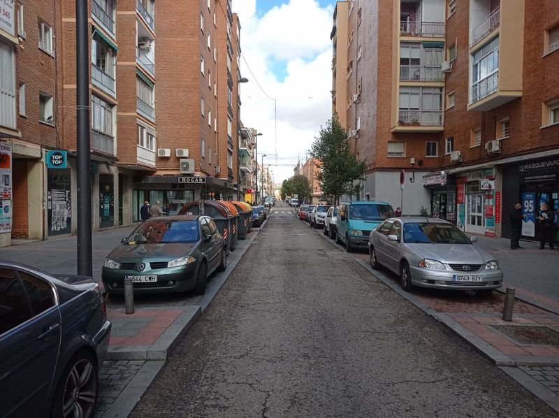 La calle Pedro Laborde, en Madrid, donde la mitad de edificios están confinados.