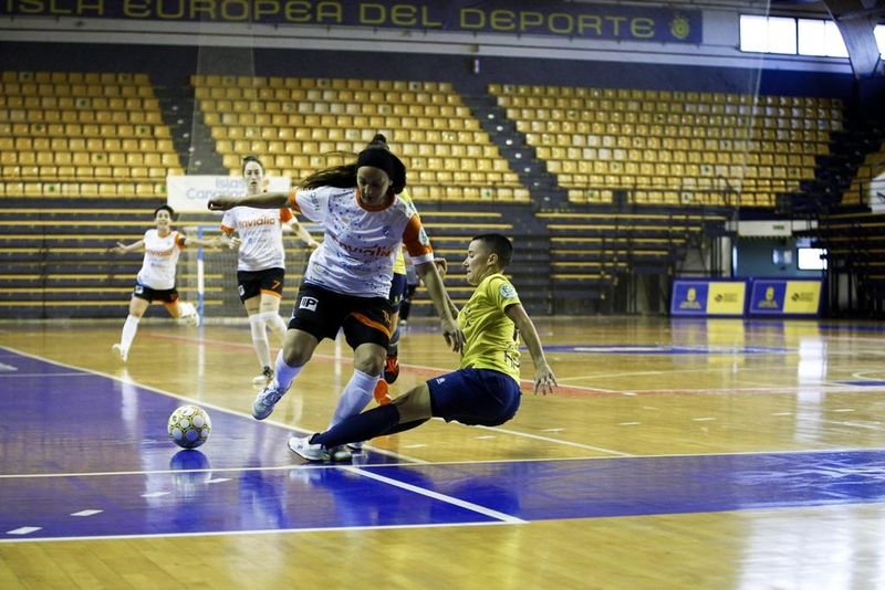 Sara Moreno, del Ourense Envialia, intenta evitar la entrada de una jugadora del Teldeportivo.
