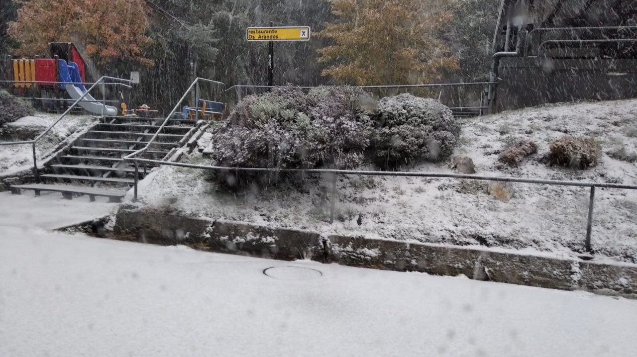 Instalaciones de la estación invernal de Manzaneda, cubiertas de nieve. Los copos comenzaron a caer a media tarde.