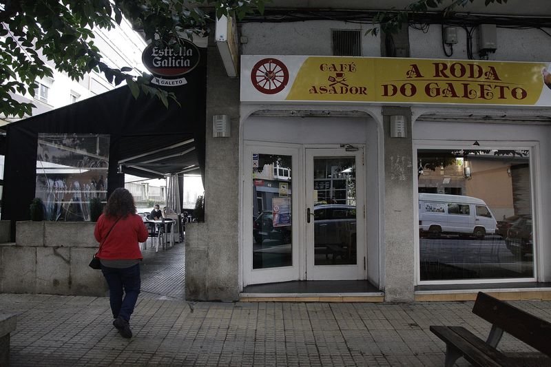 La cafetería A Roda do Galeto, en la que fueron sorprendidos los dos presuntos delincuentes (MIGUEL ÁNGEL).
