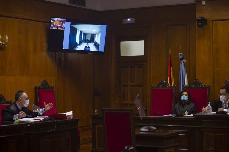 El abogado defensor, dirigiéndose a los magistrados. En la pantalla superior, el acusado listo para declarar (MARTIÑO PINAL).