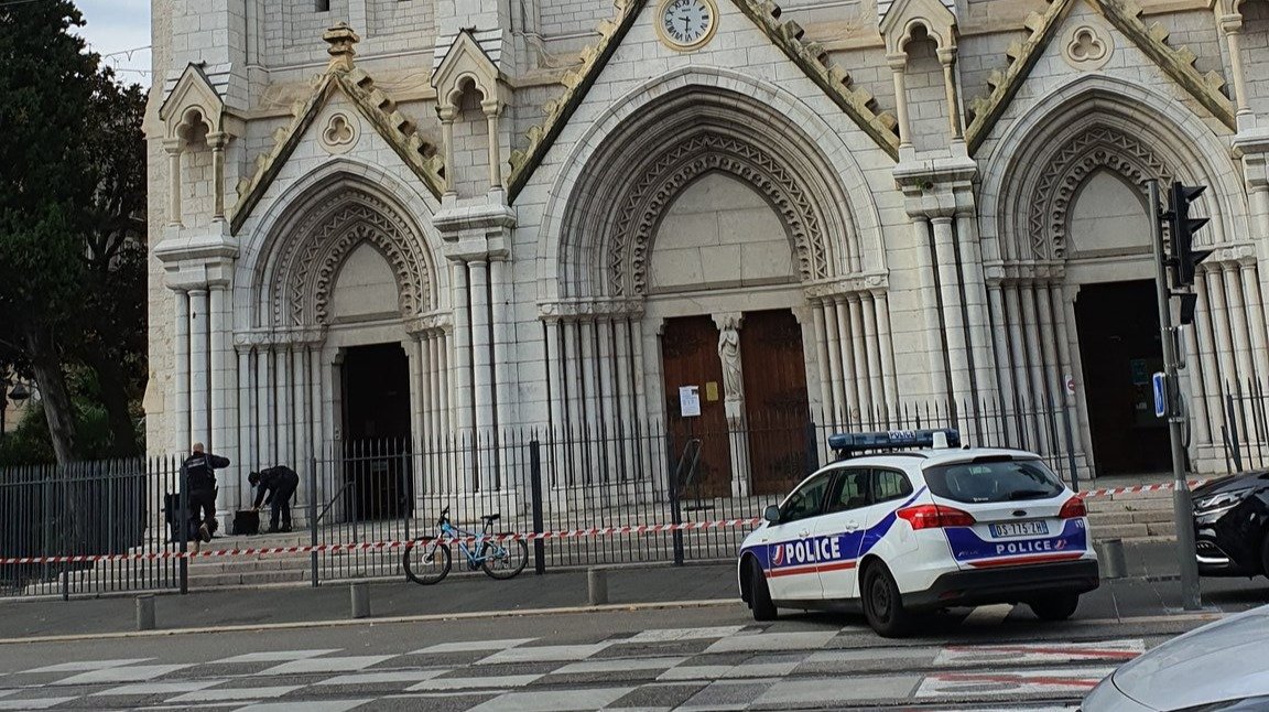 Un coche de la policía francesa, junto a la iglesia donde se ha producido el ataque. (Foto: Twitter / @PoliceNationale)