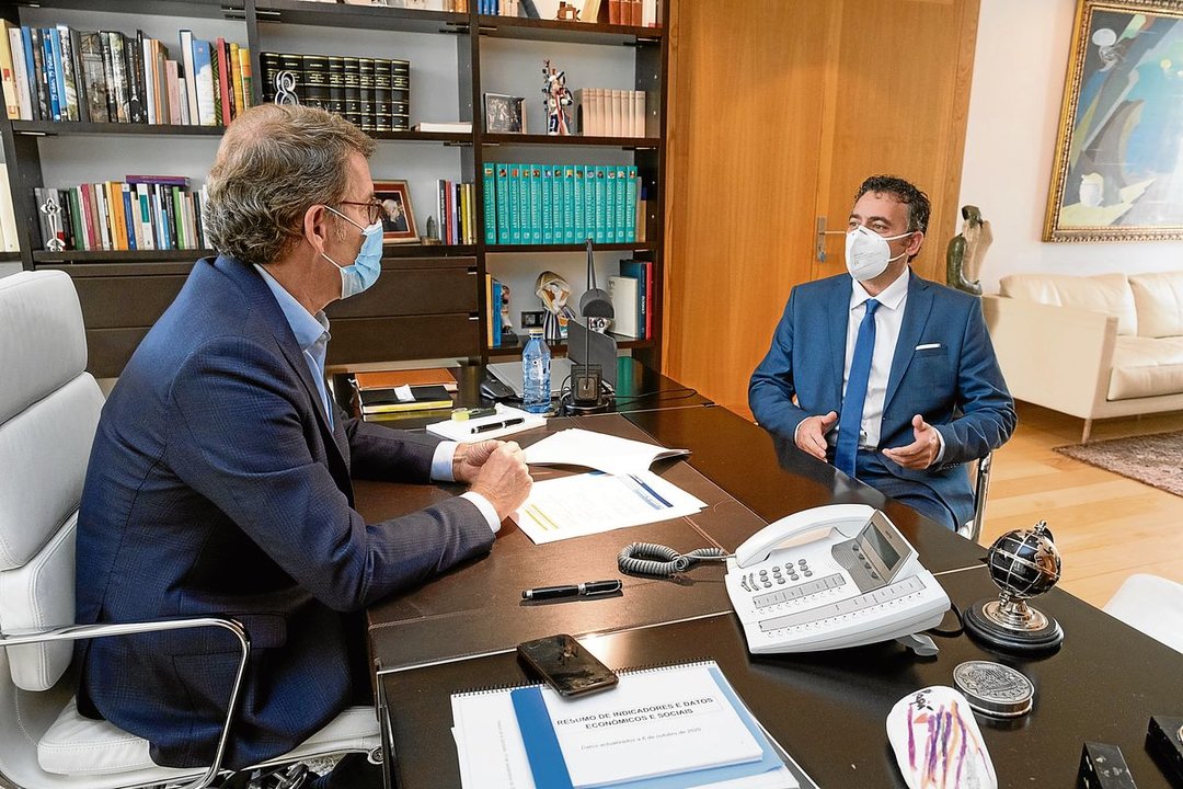 O presidente da Xunta, Alberto Núñez Feijóo, reúnese co alcalde de Castrelo de Miño, Avelino Pazos, no seu despacho de San Caetano. Santiago de Compostela, 28/10/2020.