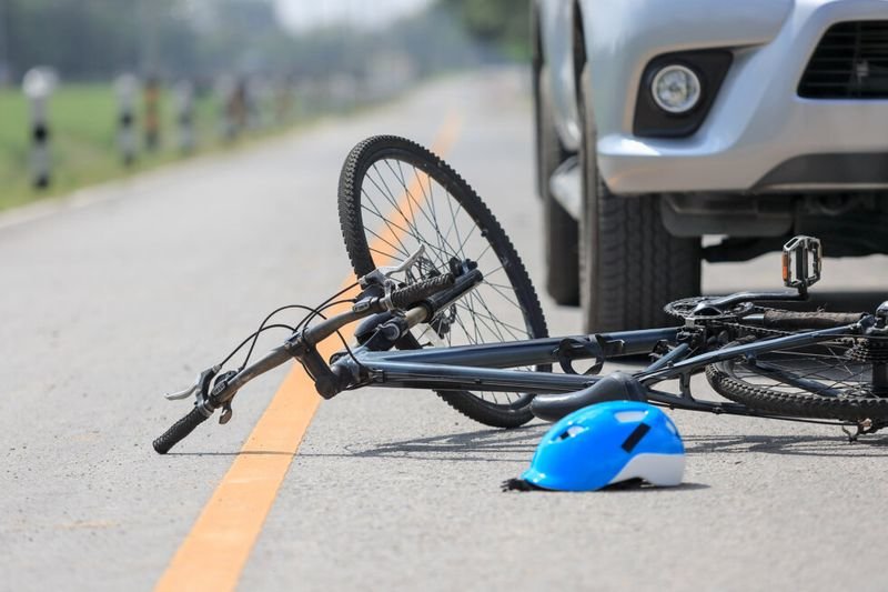 Bicicleta arrojada en el medio de la vía tras un atropello.