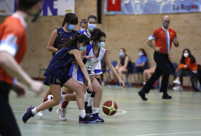 Imagen del partido de categoría cadete entre el Carmelitas y el Colegio Mariano disputado en el polideportivo Vedruna (XESÚS FARIÑAS).