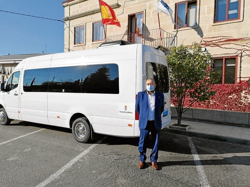 El alcalde de A Merca, Manuel Garrido, posa con el nuevo microbús.