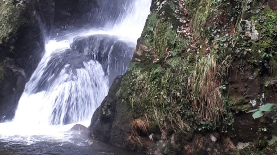 Parte de la cascada del llamado Pozo da Ferida en la cabecera de uno de los valles cantábricos.