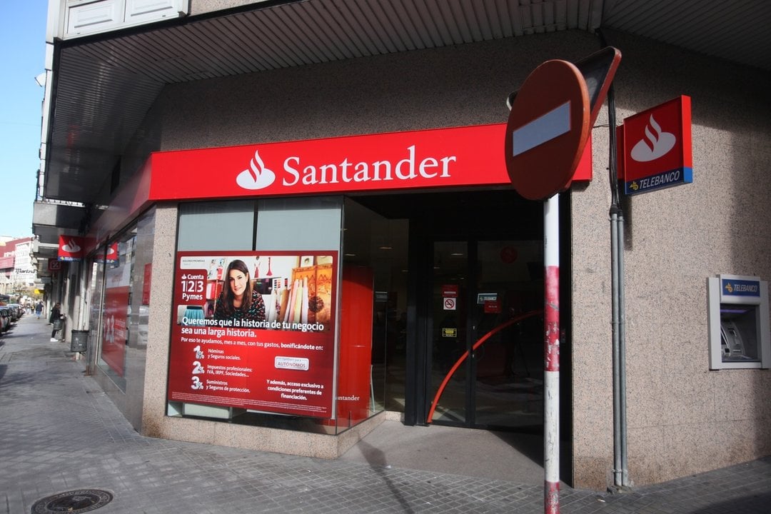 Una oficina del Santander en Ourense (ARCHIVO).