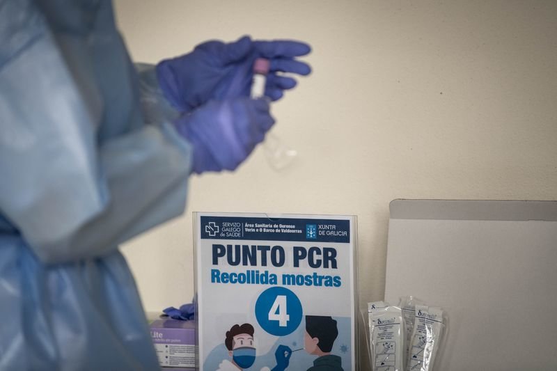 RIBADAVIA (CEIP ALAMEDA). 14/11/2020. OURENSE. Pruebas PCR para la población del concello de Ribadavia. FOTO: ÓSCAR PINAL