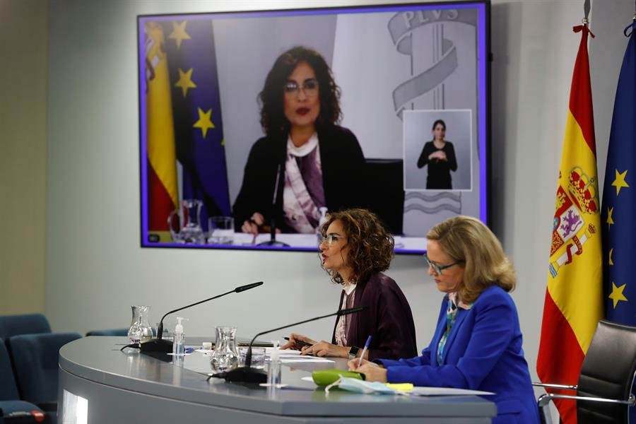 La ministra de Hacienda y portavoz del Gobierno, María Jesús Montero; y la vicepresidenta económica, Nadia Calviño (EFE).