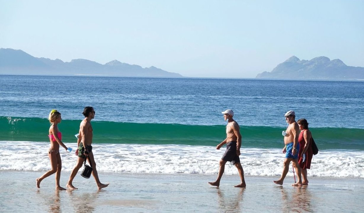 La playa de Samil, ayer, con visitantes en traje de baño aprovechando el sol y las buenas temperaturas.