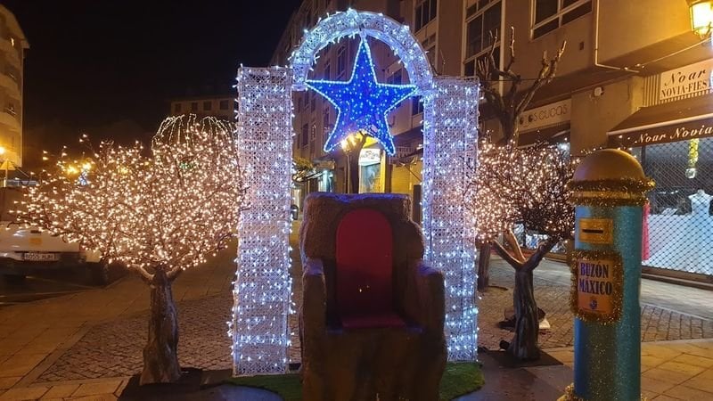 Decoraciones navideñas urbanas del pasado año en A Valenzá.