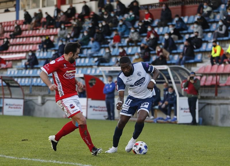 El delantero del Ourense CF Wadir trata de superar a un defensor del Estradense (XESÚS FARIÑAS).