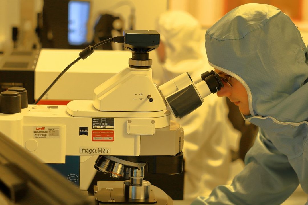 Un científico utiliza un microscopio durante su investigación. (Foto: Unsplash)