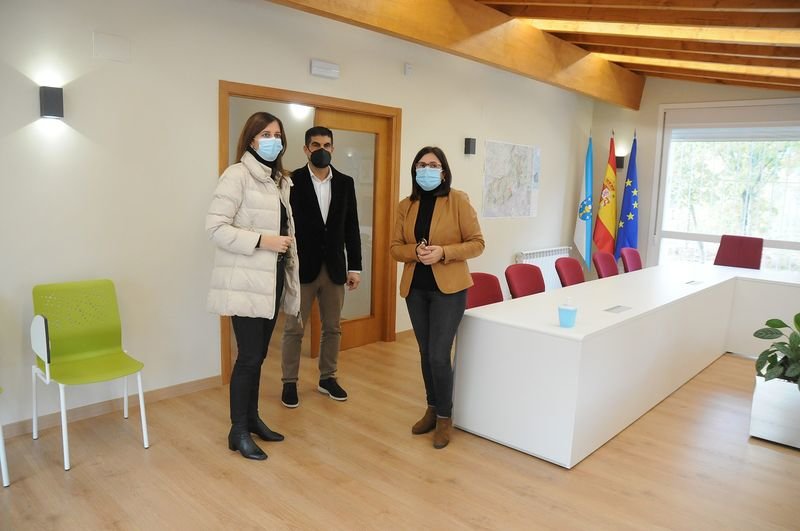 Natalia Prieto, Gabriel Alén e Ana María Villarino no salón de plenos do Concello de Oímbra onte.