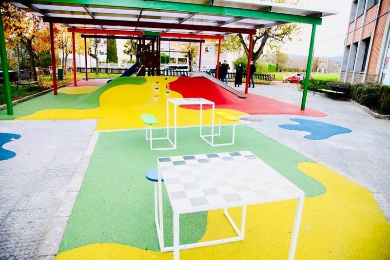 Trives acondicionó el primer parque infantil cubierto de la comarca.
