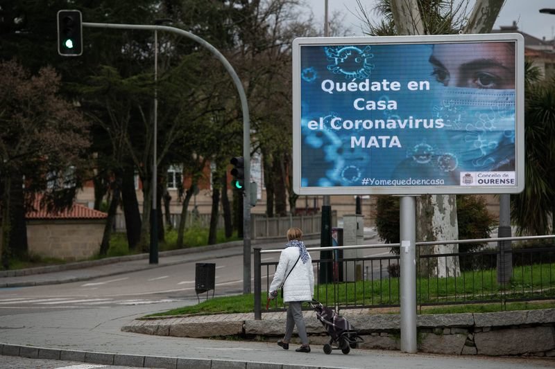OURENSE (AVENIDA PARDO DE CELA). 21/03/2020. OURENSE. El Concello de Ourense aconseja a la población de la ciudad, por medio de los mupis, quedarse en casa mientras dure el "estado de alarma" decretado por el alto contagio del coronavirus. FOTO: ÓSCAR PINAL

