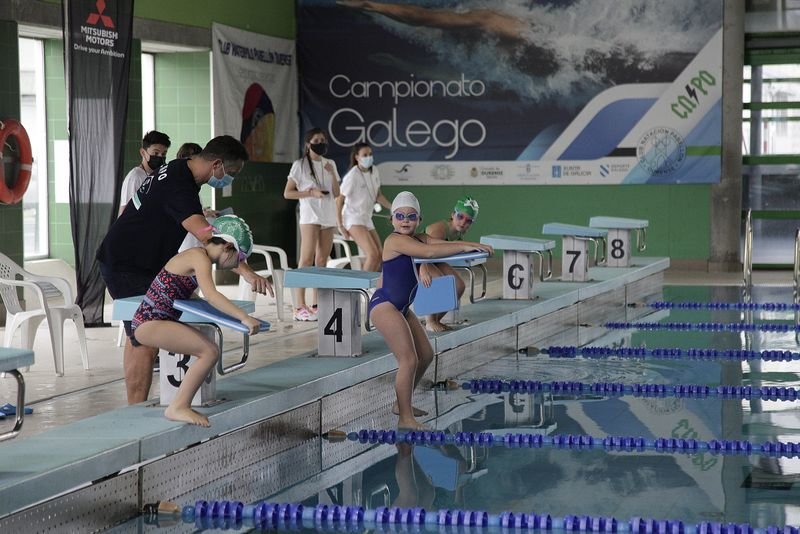El agua espera pacientemente a tres jóvenes nadadoras que participan en la Copa Diputación (MIGUEL ÁNGEL).