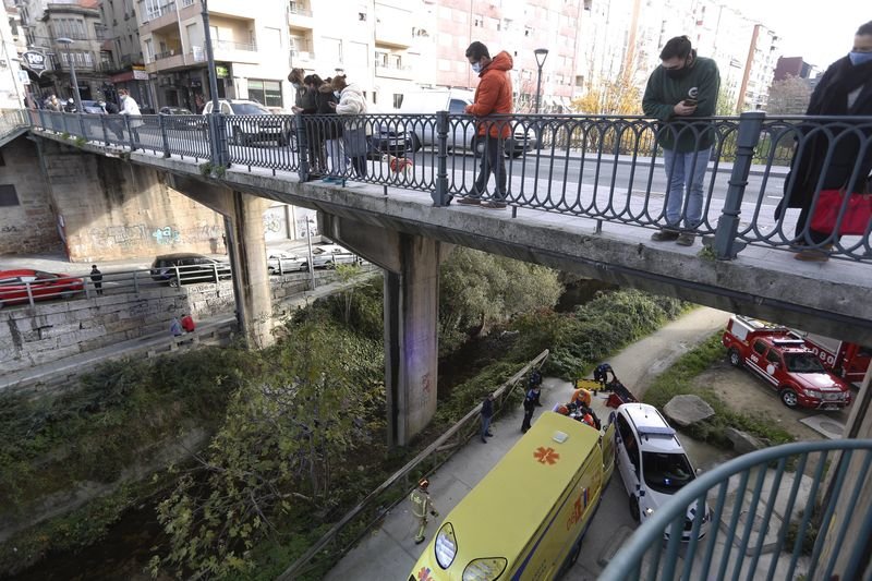 Ourense. 01/12/2020. Caida de una señora en el Barbaña a la altura del puente de Ervedelo.
Foto: Xesús Fariñas