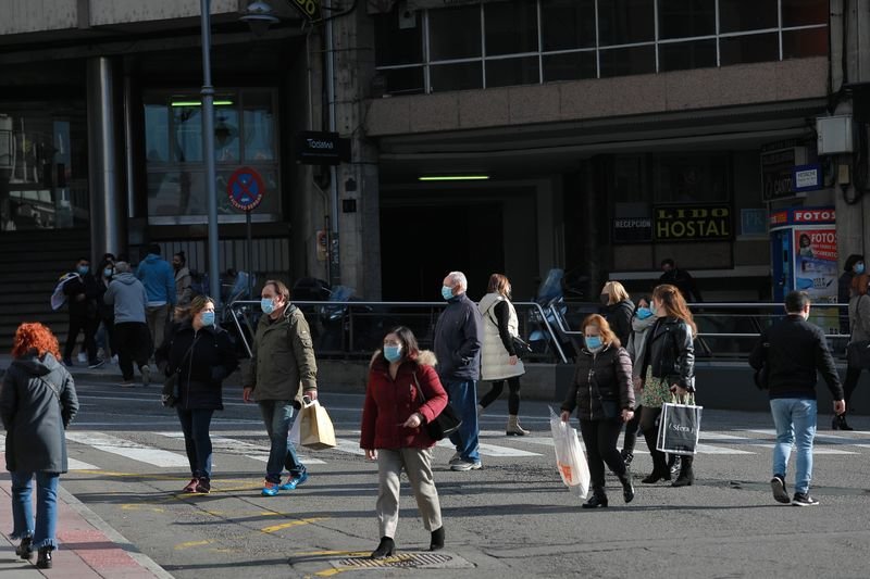 Viandantes cruzan un paseo de peatones en la calle Juan XXIII de la ciudad.