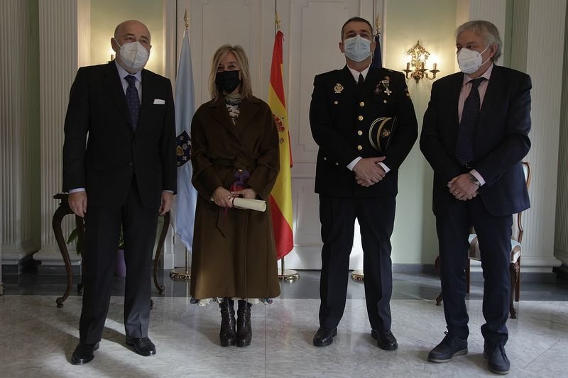 Losada, junto a los premiados Mónica Permuy y Carlos Vázquez y el subdelegado del Gobierno (MIGUEL ÁNGEL).