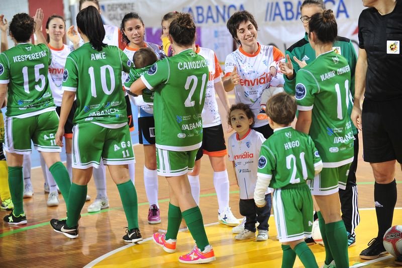 Las jugadoras de Cidade y Envialia se saludan antes del derbi de la pasada temporada (JOSÉ PAZ).