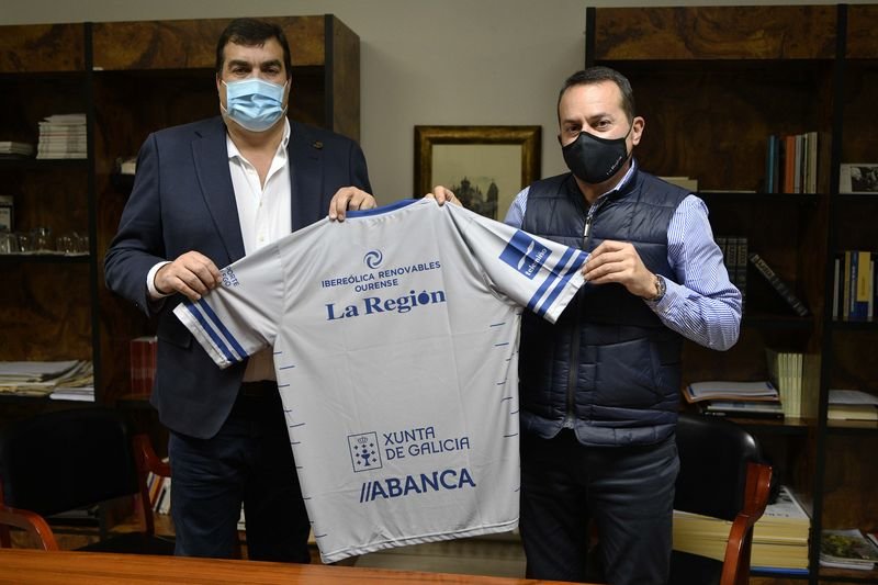 Camilo Álvarez (i) y Carlos Barbosa (d), con una de las camisetas del COB de esta temporada (XESÚS FARIÑAS).