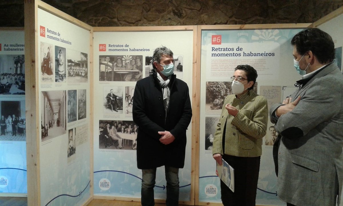 Antonio Puga, Rosario Álvarez y Antonio Rodríguez en la inauguración de la exposición.