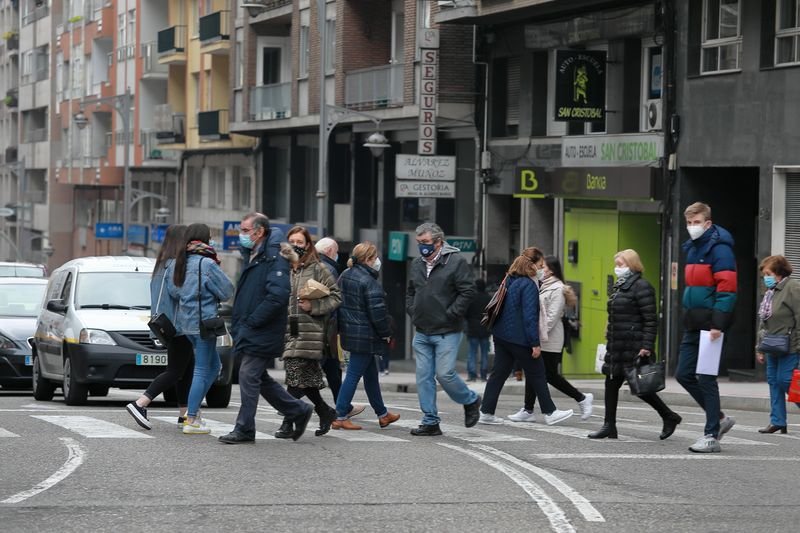 Un grupo de personas camina por el centro de la ciudad esta semana (JOSÉ PAZ).
