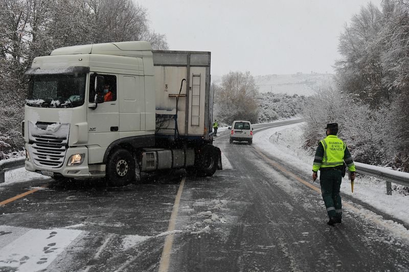 Un camión cruzado por efecto de la nieve en el Alto do Vieiro (Bande), ayudado por la Guardia Civil (JOSÉ PAZ).