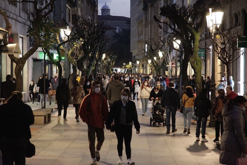 La rúa do Paseo, principal arteria comercial de Ourense (MIGUEL ÁNGEL).