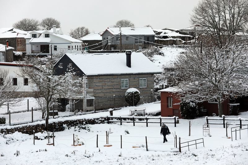 La aldea de Vilariño Frío, en Montederramo, cubierta por la nieve en una jornada que dejó estampas navideñas como esta (JOSÉ PAZ).