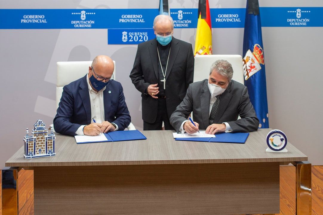 Manuel Baltar, Leonardo Lemos y David de León Rey, ayer en la firma.