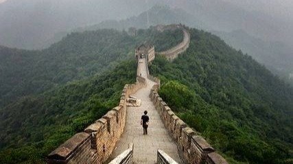 Un hombre recorre la Gran Muralla de China.