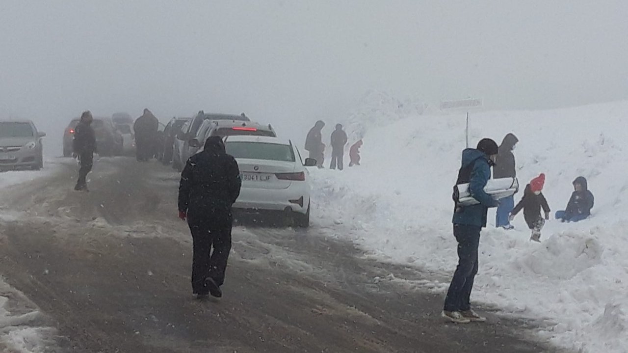 Los ourensanos acudieron a la estación de montaña de Manzaneda para disfrutar de la nieve (JOSÉ CRUZ).