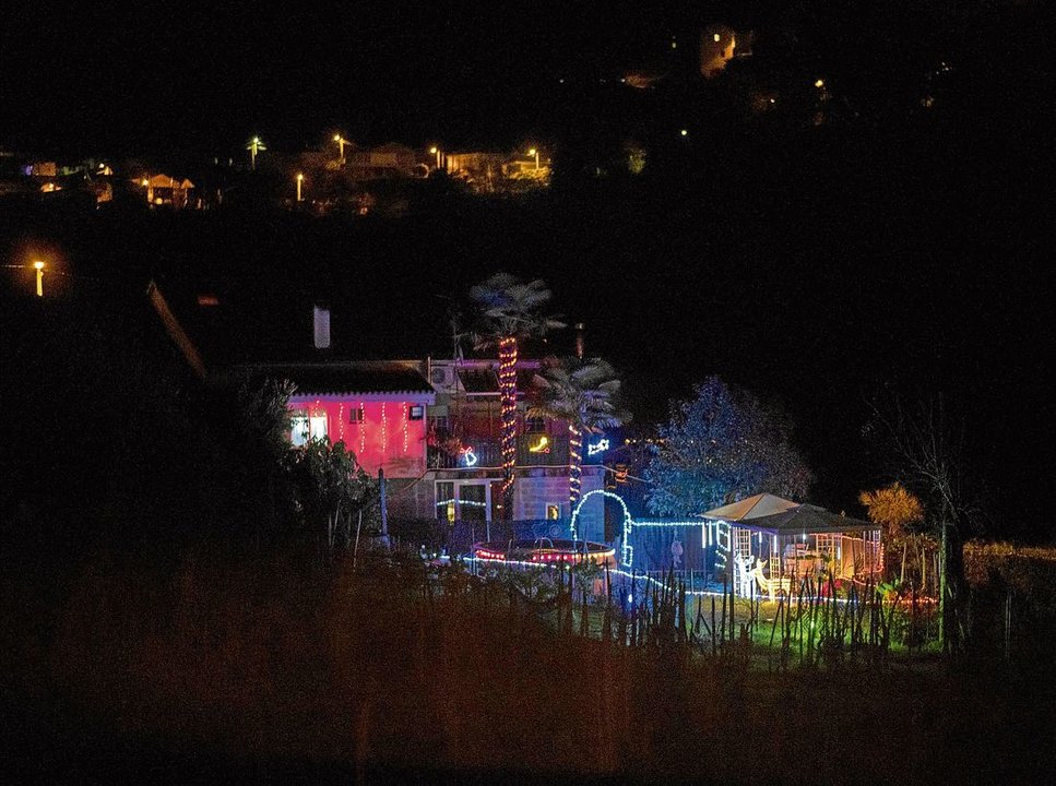 Quintela de Canedo (Ourense). 06/12/2020. Casa iluminada con decoración navideña al inicio de la Costiña de Canedo.
Foto: Xesús Fariñas