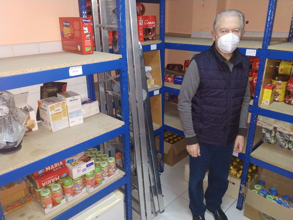 El presidente de Cáritas, Julio Mourelo, en el almacen de alimentos de Cáritas