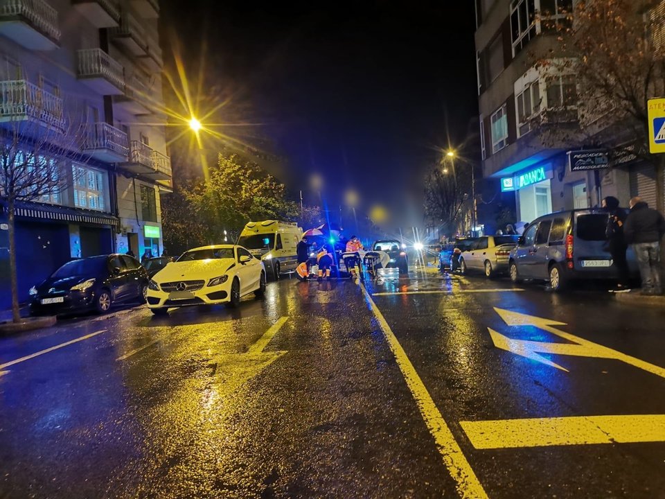 El vehículo implicado en el atropello y los servicios sanitarios en la calle Pena Trevinca.