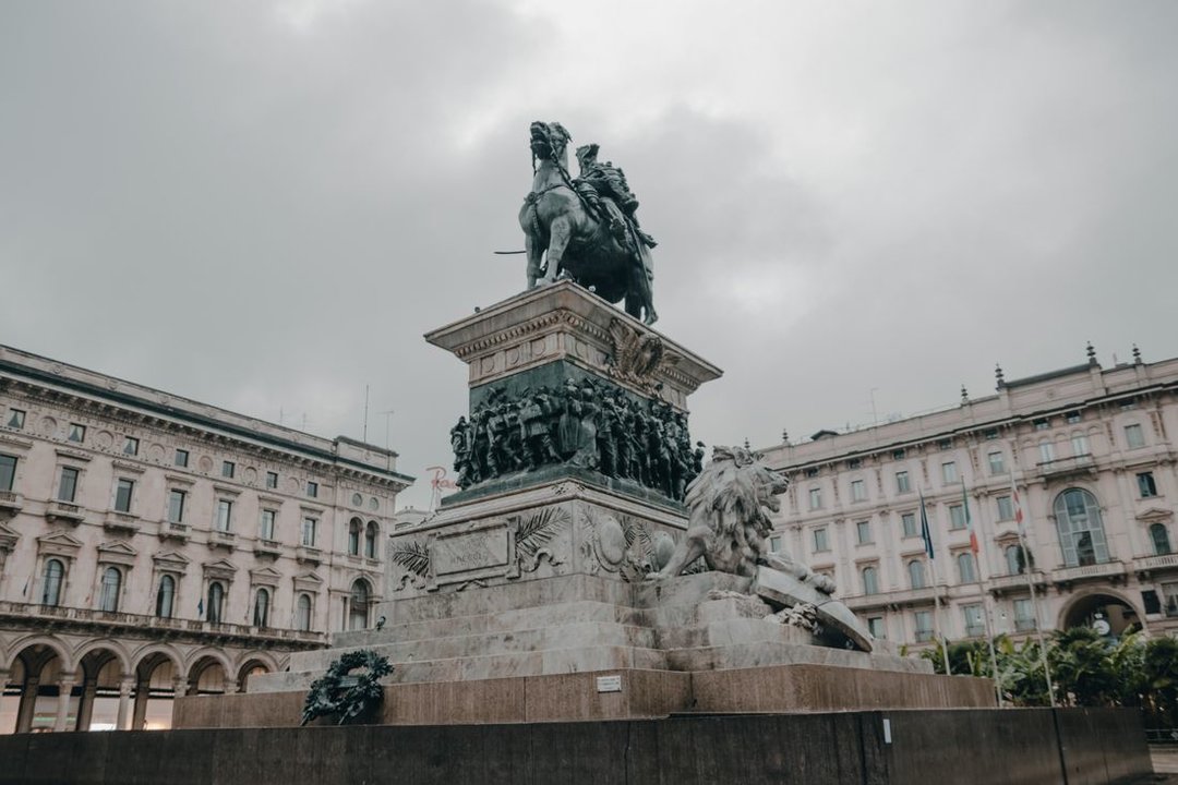 Una estatua ecuestre en la ciudad italiana de Milán. (Foto: Unsplash)
