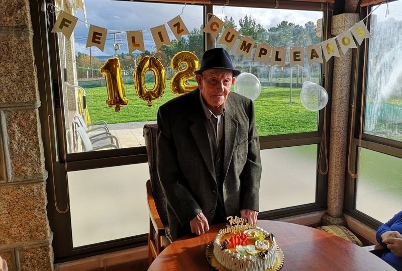 José Cid Cabido celebró ayer su 102 cumpleaños en A Ulfe.