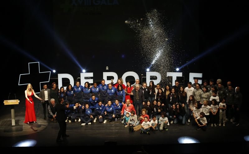 Los ganadores de los Premios +Deporte el año pasado, en el escenario del auditorio (XESÚS FARIÑAS).